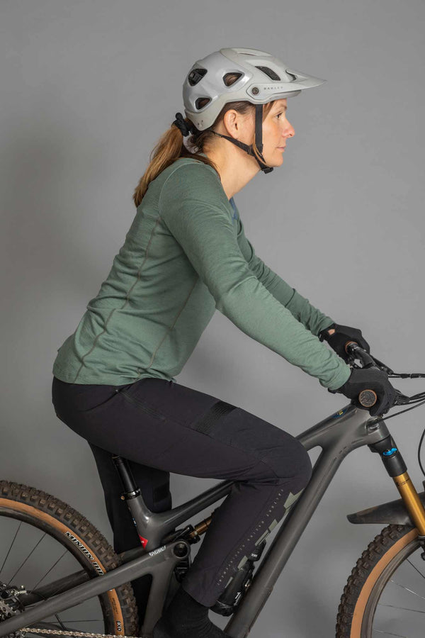 RAKNA MTB langærmet merino mountainbike trøje grøn dame cykel position